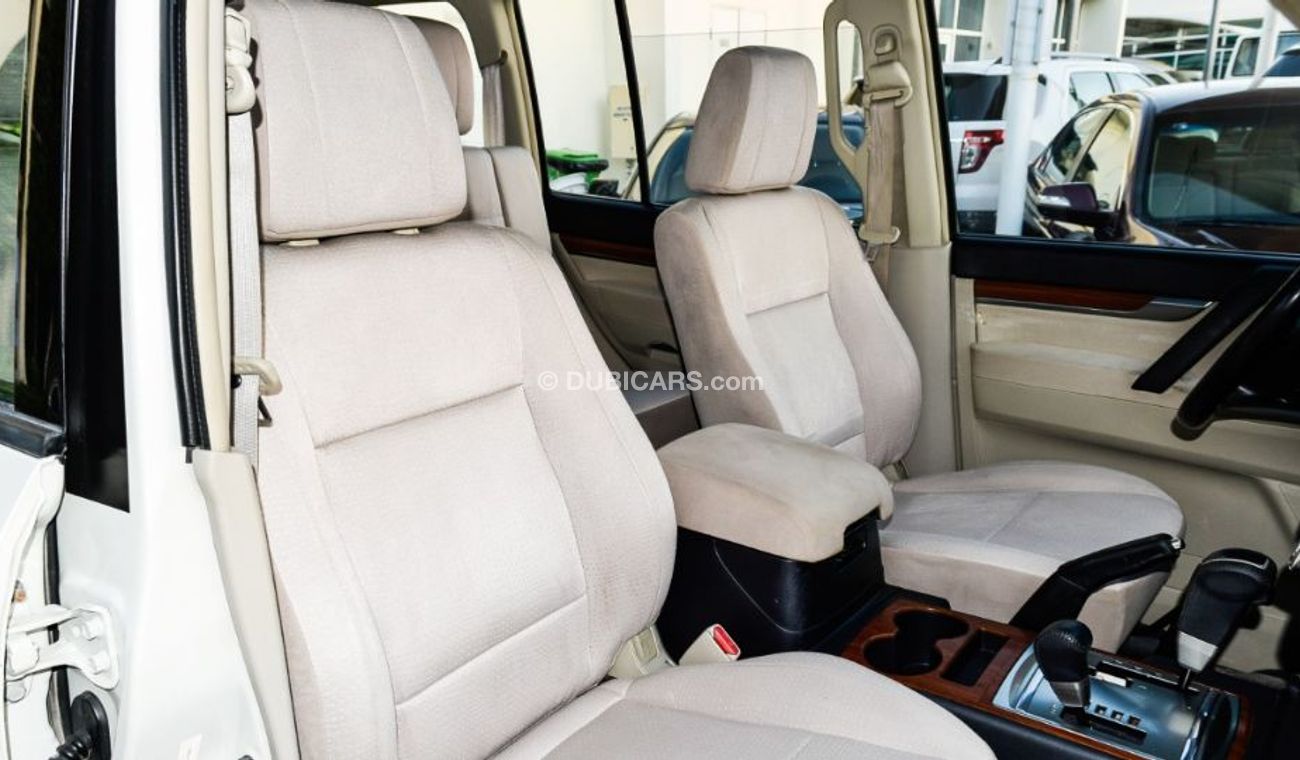 Mitsubishi Pajero Mitsubishi Bajero Model 2007 GCC  White coulour  very good condition1