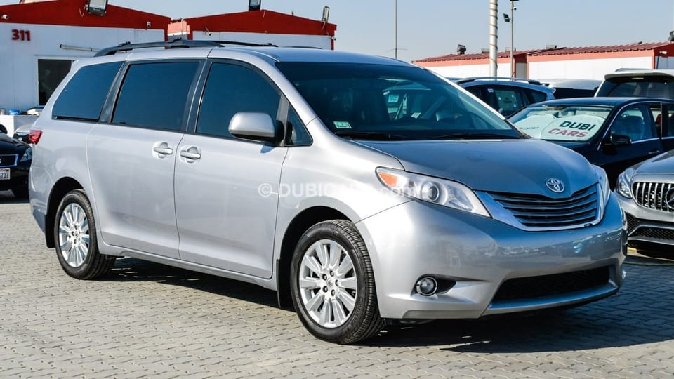 Used Toyota Sienna LE AWD 2017 for sale in Sharjah - 386287