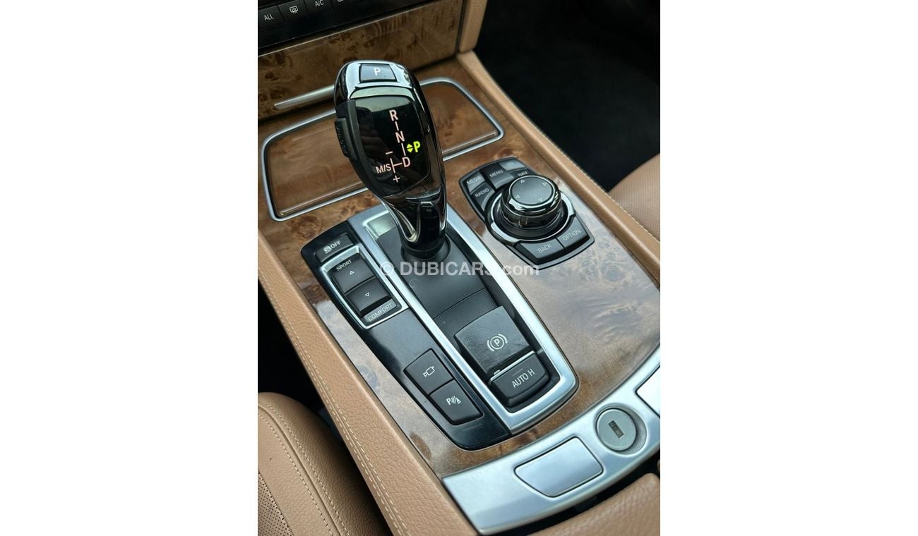 بي أم دبليو 750Li UAE Edition 4.4L - 2014 - GCC Specs - V8 - twin-turbo - 445 horsepower - Perfect Condition