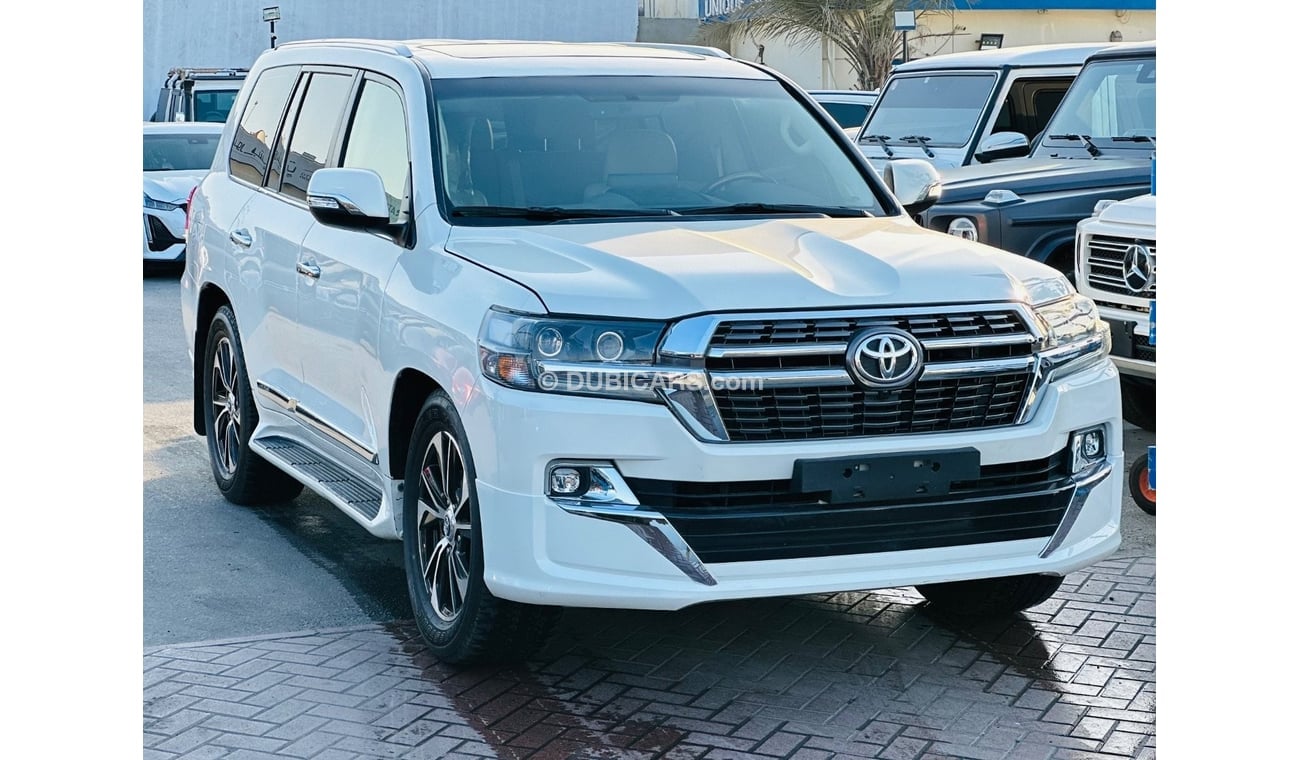 Toyota Land Cruiser VXR 5.7L 4WD