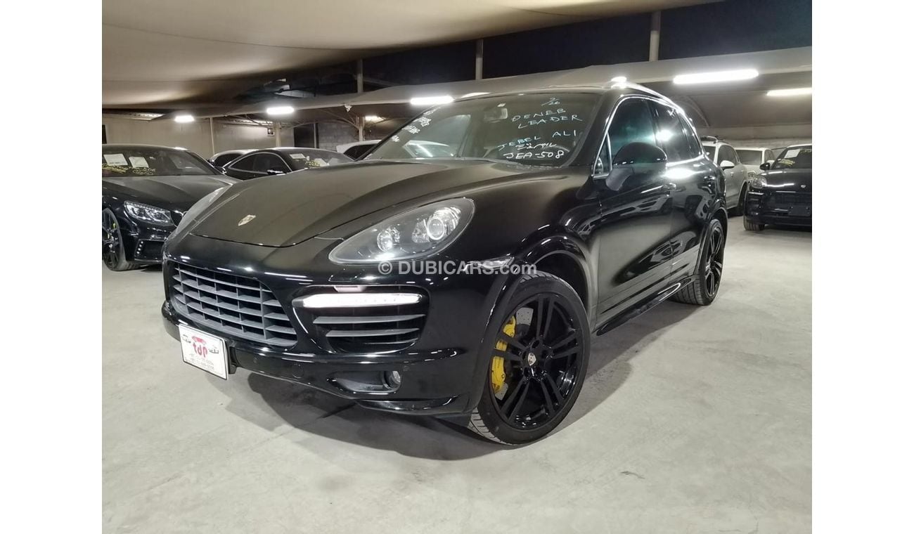 Porsche Cayenne Turbo 4.8L (500 HP) , WITH PORSCHE CARBON CERAMIC BRAKES, CARBON INTERIOR AND MORE…