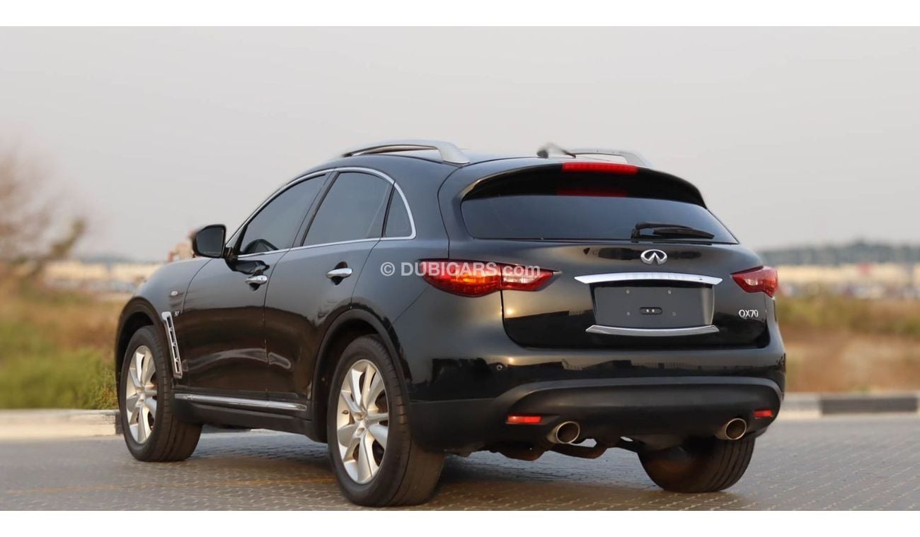 Infiniti Q70 Luxury 3.7L Infiniti Qx70 3.7L 2016 GCC (full service history) , accident-free, in excellent conditi