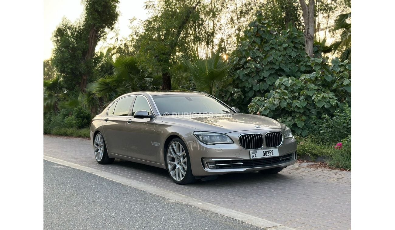 بي أم دبليو 750Li UAE Edition 4.4L - 2014 - GCC Specs - V8 - twin-turbo - 445 horsepower - Perfect Condition