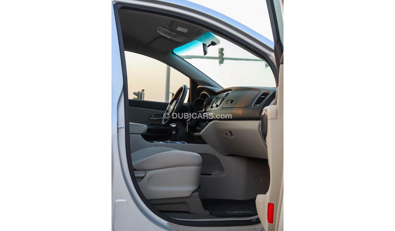 كيا كارنيفال EX 3.3L kia carnival 2019 GCC accident free in excellent condition 1025 p.m