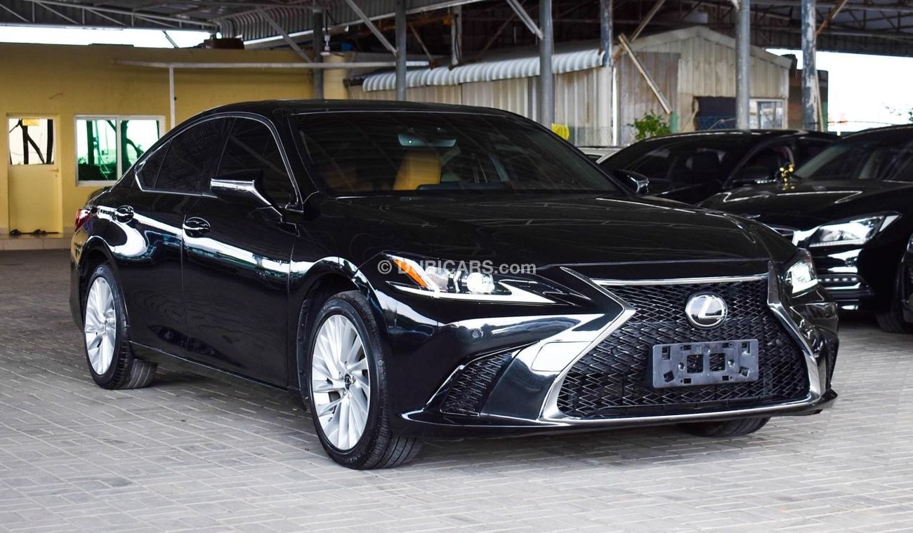 Used Lexus ES 300 Hybrid 2020 for sale in Dubai - 567431