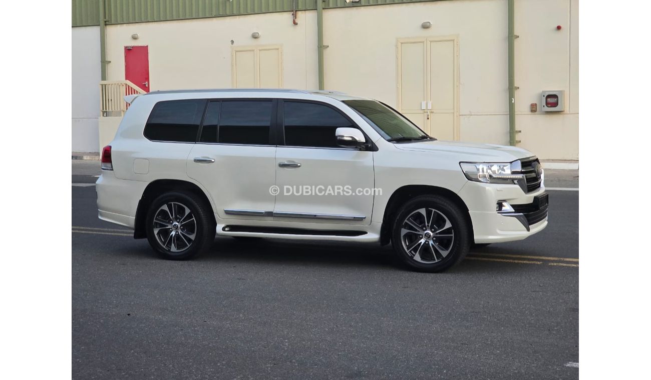 تويوتا لاند كروزر VXR 5.7L 4WD Toyota Land Cruiser VXR 5.7 S