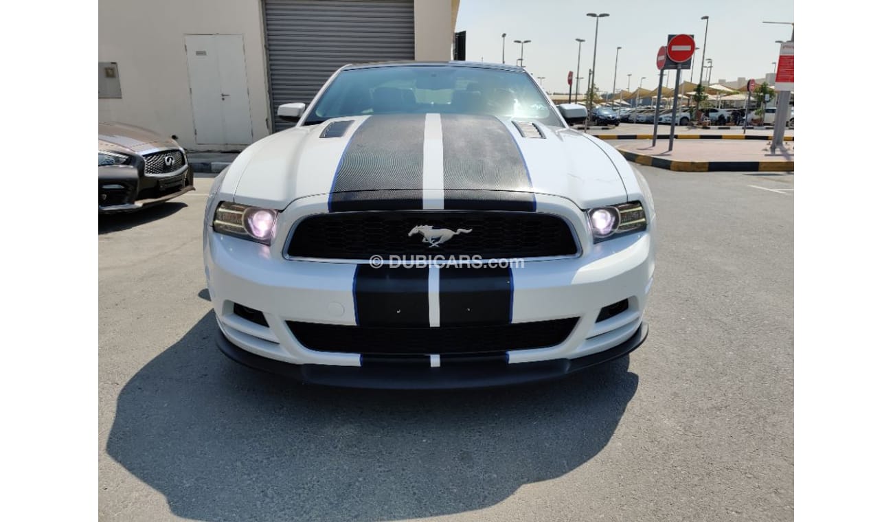 Ford Mustang 2014 model GT 5.0 Full options panorama roof Gulf specs