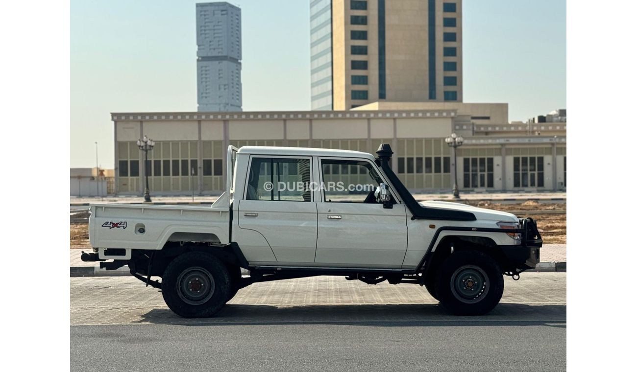 تويوتا لاند كروزر بيك آب Toyota landcruise pickup 2014 Model v8 Diesel Transmission. Automatic Interior Black 5 seater 4 Door