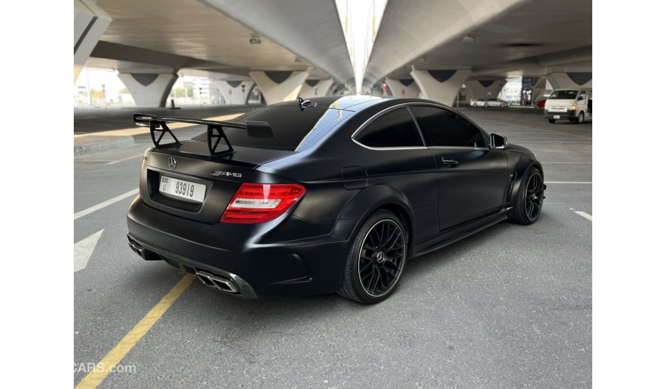 مرسيدس بنز C 63 كوبيه Black Series look