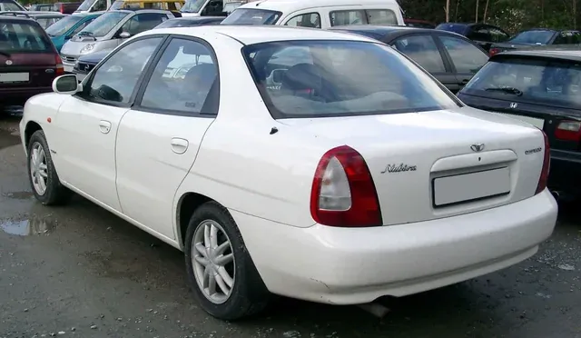 Daewoo Nubira exterior - Rear Right Angled