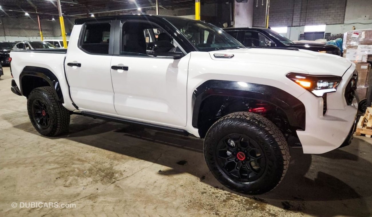 تويوتا تاكوما TRD PRO HYBRID.