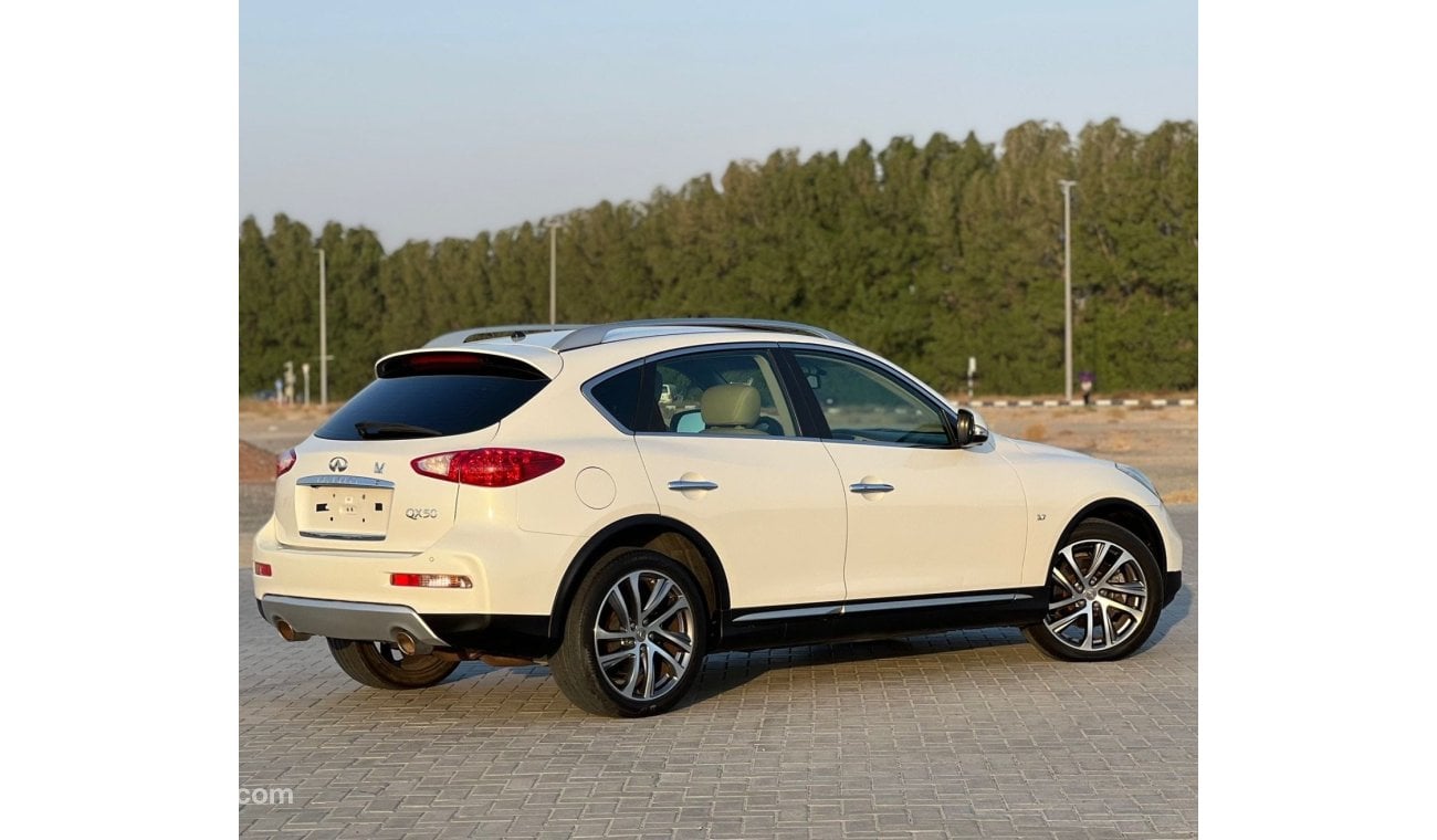 إنفينيتي QX50 لاكجري