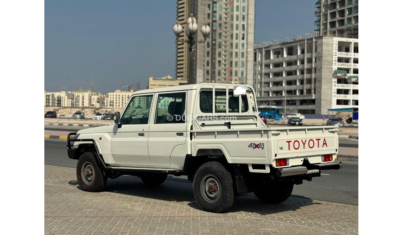 تويوتا لاند كروزر بيك آب Toyota landcruise pickup 2014 Model v8 Diesel Transmission. Automatic Interior Black 5 seater 4 Door