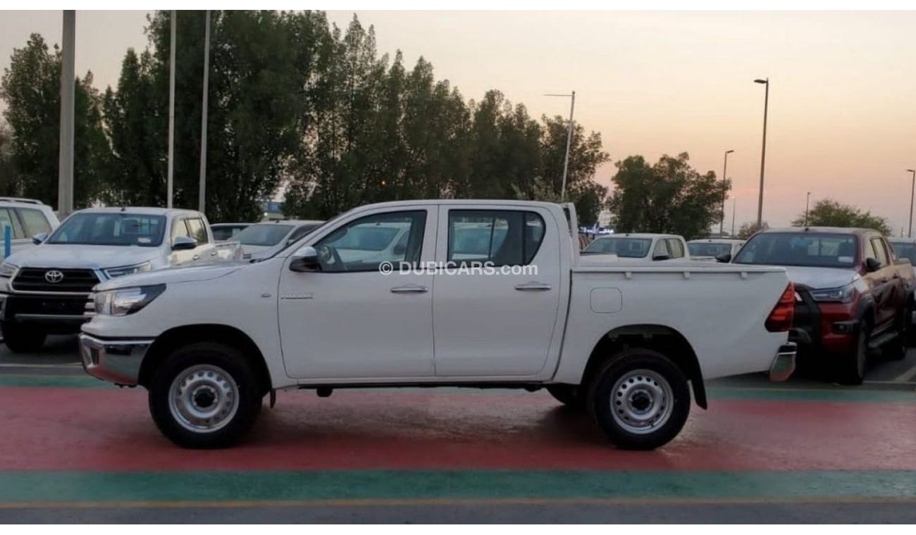 تويوتا هيلوكس double cabin 2.4 Diesel ,,,4X4,,, white color Black interior 2024 Basic option