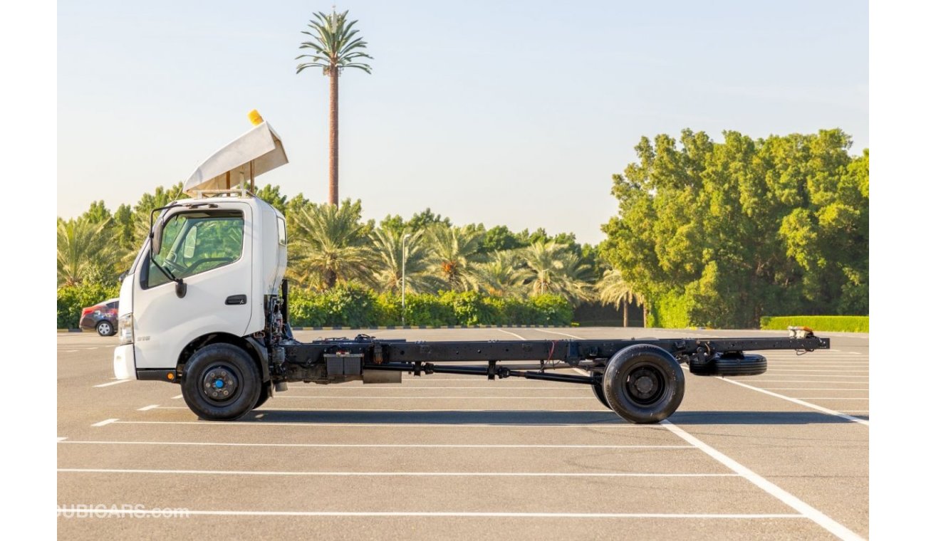 Hino 300 916 - 2015 Chassis Truck - 4.0L - Diesel M/T RWD - GCC Specs - Low Mileage - Ready to Drive