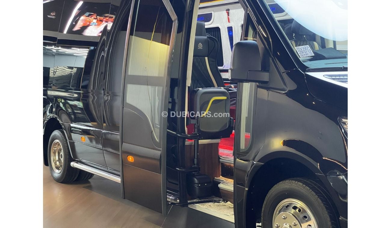 Mercedes-Benz Sprinter 519 CDI I Wooden Floor I 18 Seater