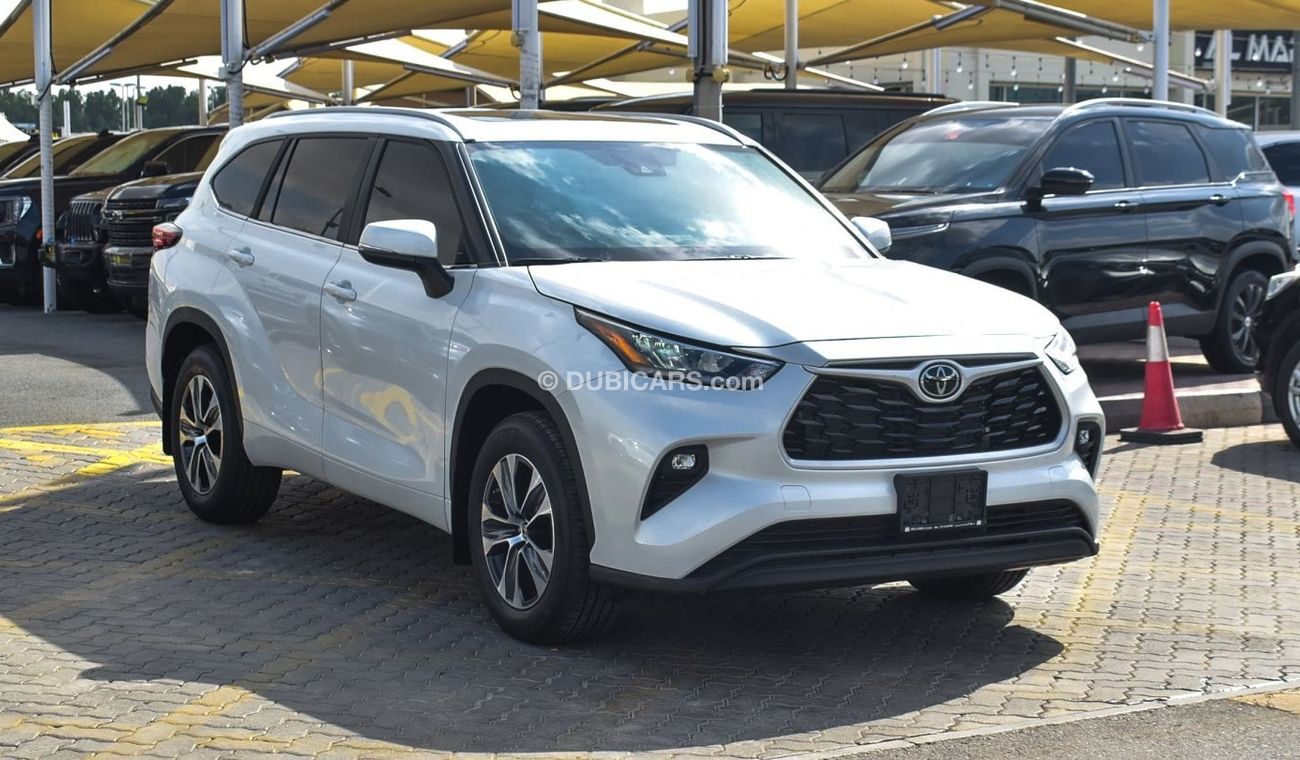 Used Toyota Highlander XLE AWD 2023 for sale in Sharjah - 689644