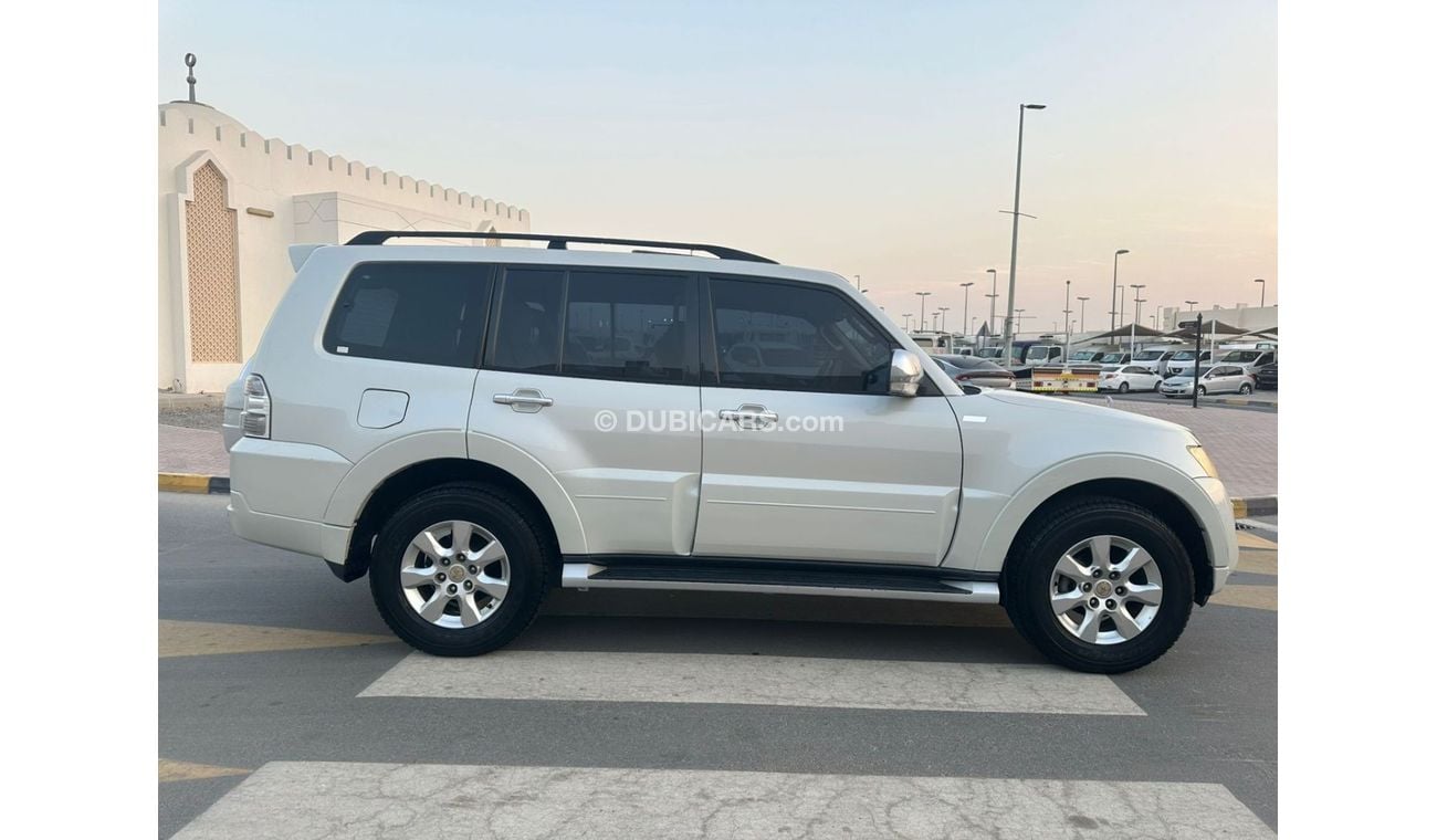 Mitsubishi Pajero GLS 3.5L (186 HP) (7 Seater)