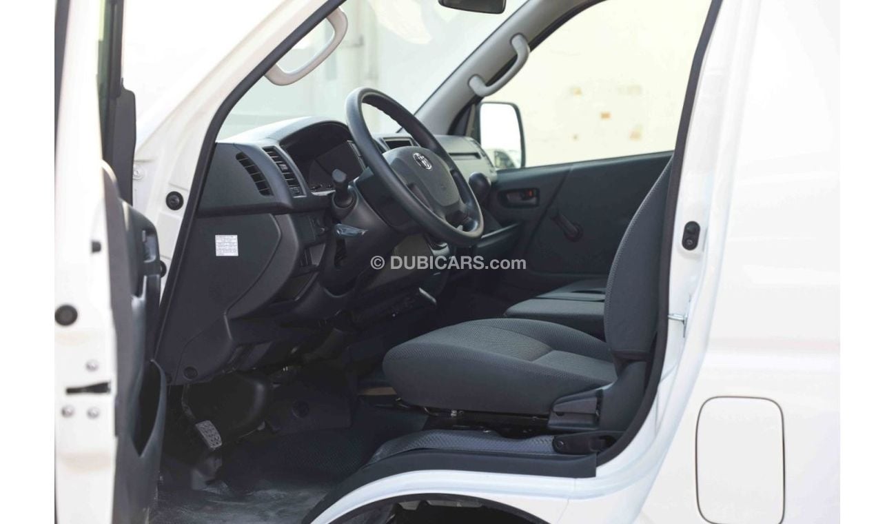 تويوتا هاياس 2024 Toyota Hiace 2.5 15str Standard Roof - أبيض من الداخل رمادي داكن | للتصدير فقط