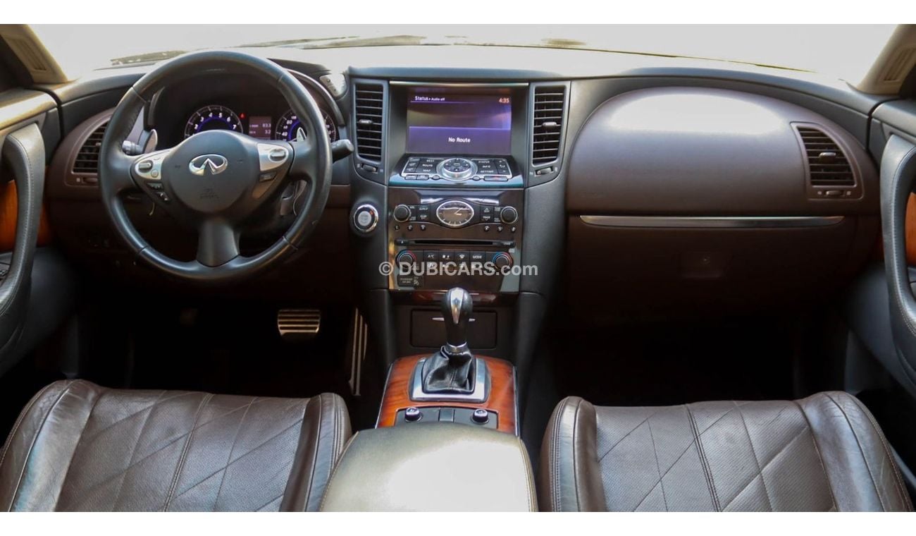 Infiniti Q70 Luxury 3.7L Infiniti Qx70 3.7L 2016 GCC (full service history) , accident-free, in excellent conditi