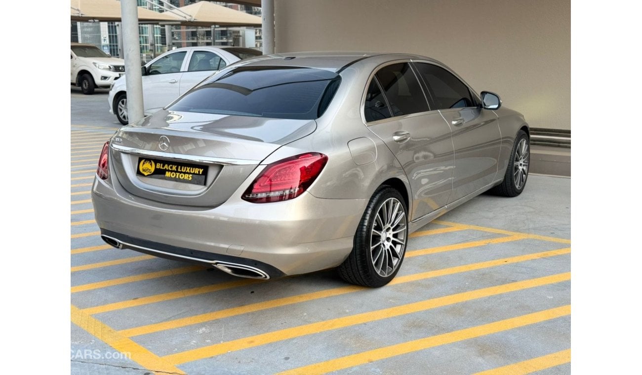 مرسيدس بنز C 300 لاكجري