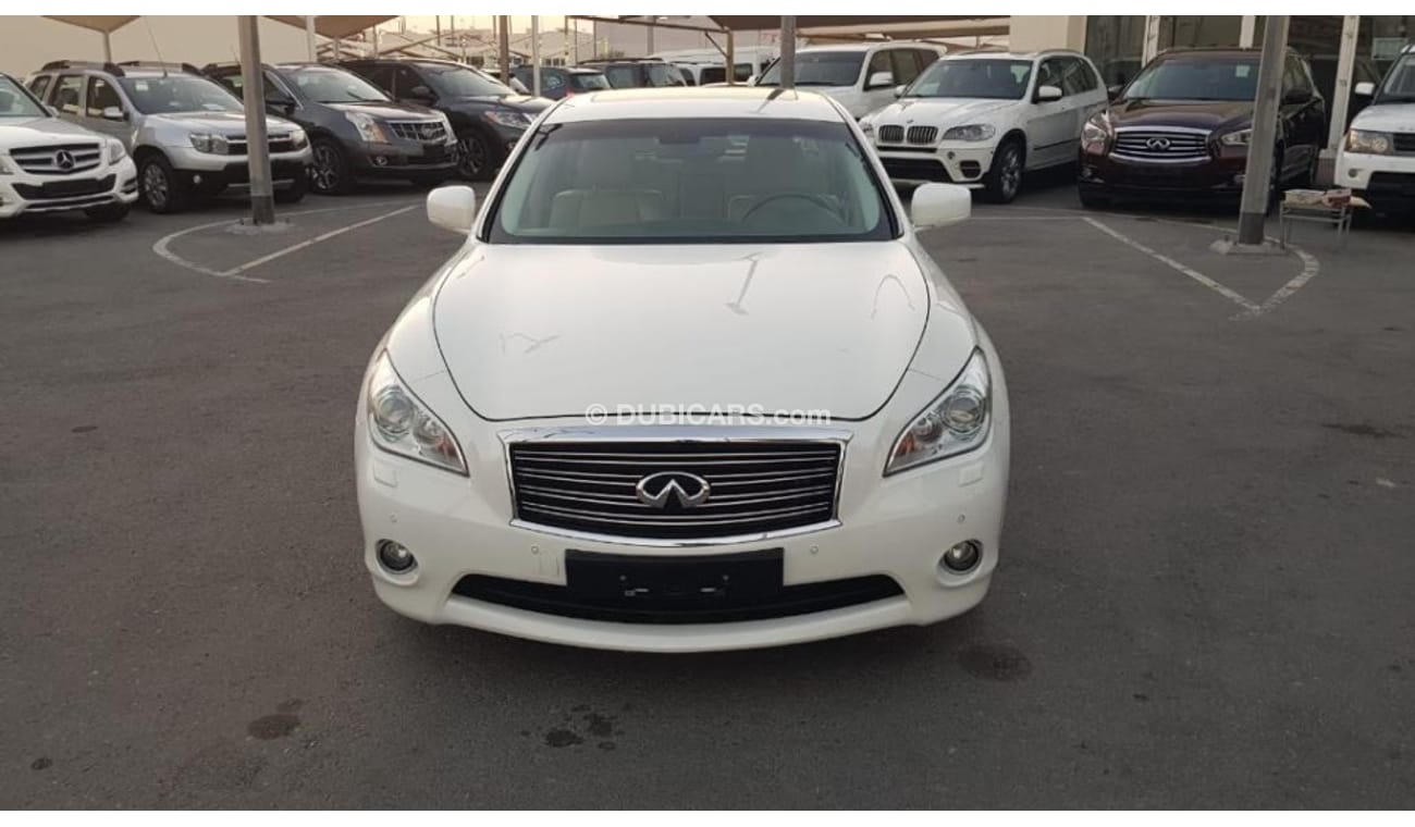 Infiniti Q70 Infinity Q70 model 2014 GCC car prefect condition full option sun roof leather seats navigation sen