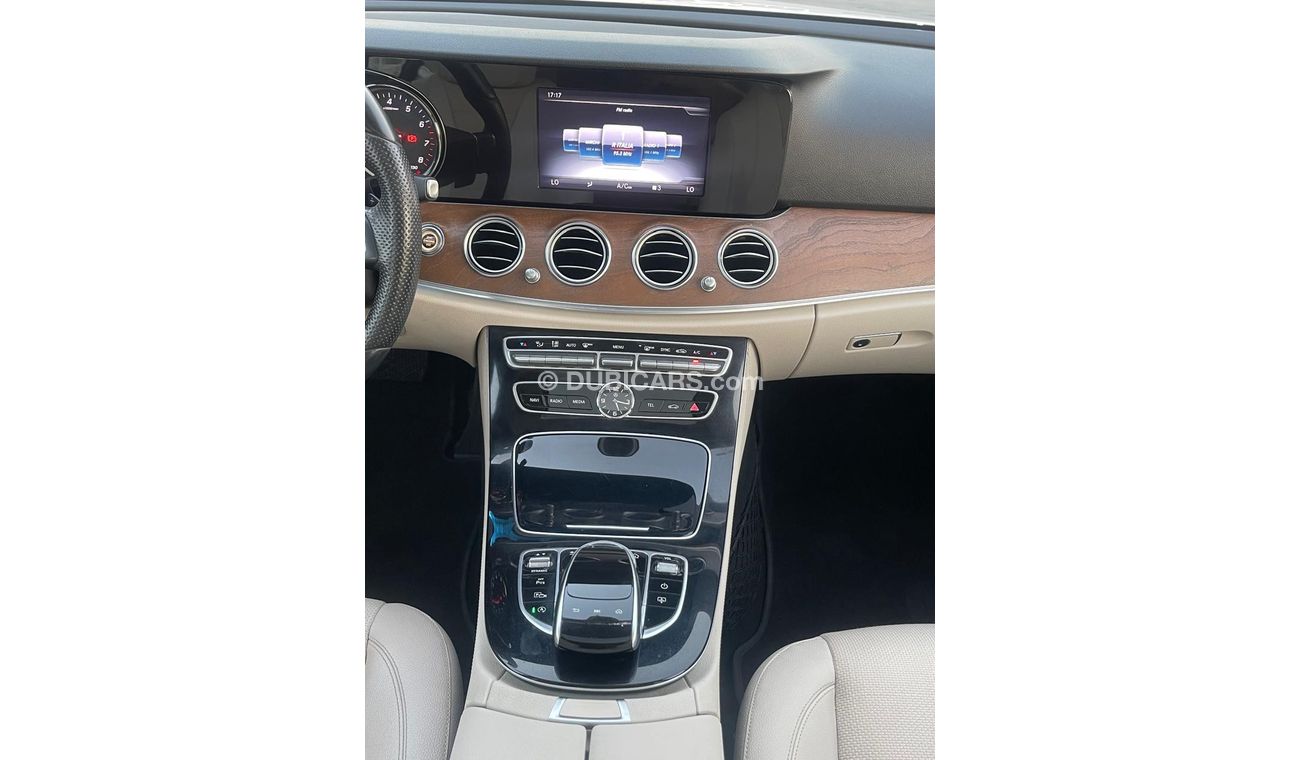 Mercedes-Benz E200 Mercedes E 200 Gulf 2017 in excellent condition, fully equipped