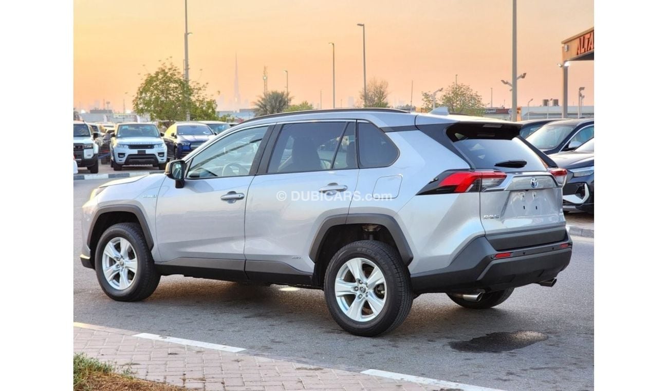 Toyota RAV4 LE Toyota RAV4 Hybrid 2021