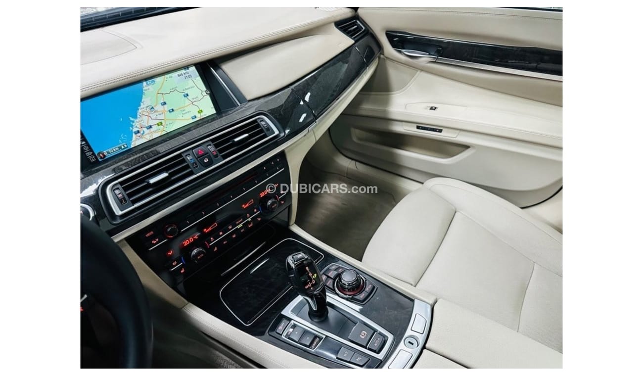 BMW 750Li Exclusive GCC .. Low  Milgea .. Perfect Condition .. V8 .. Top Range