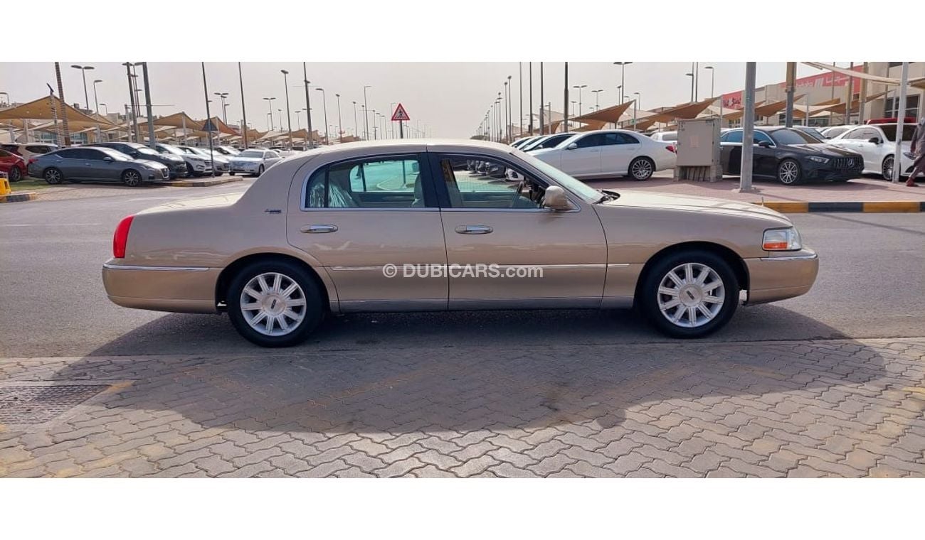 Lincoln Town Car very clean car