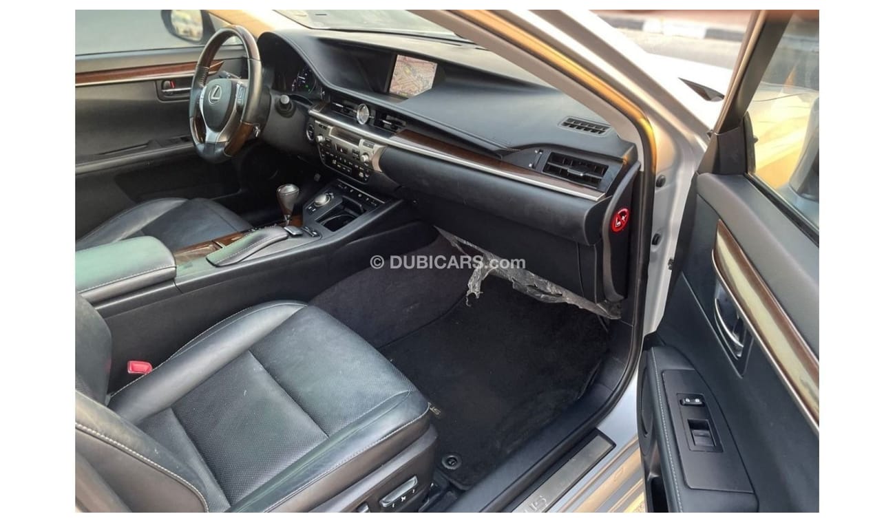 لكزس ES 300 2013 Lexus ES300H Hybrid 2.5L V4 - Japanese Specs Full Option - Without Accident