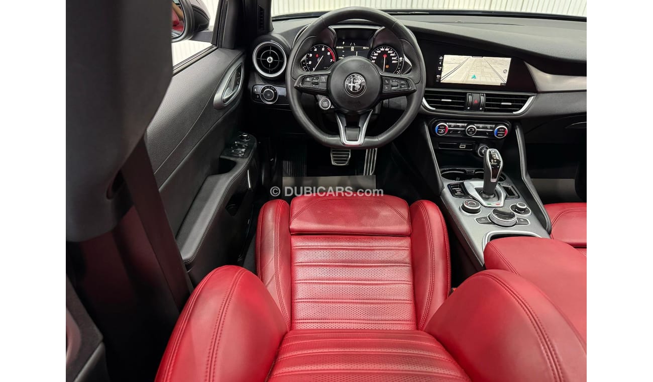 ألفا روميو جوليا 2023 Alfa Romeo Giulia Q2 Veloce, 2027 Alfa Romeo Warranty + Service Pack, Low Kms, GCC