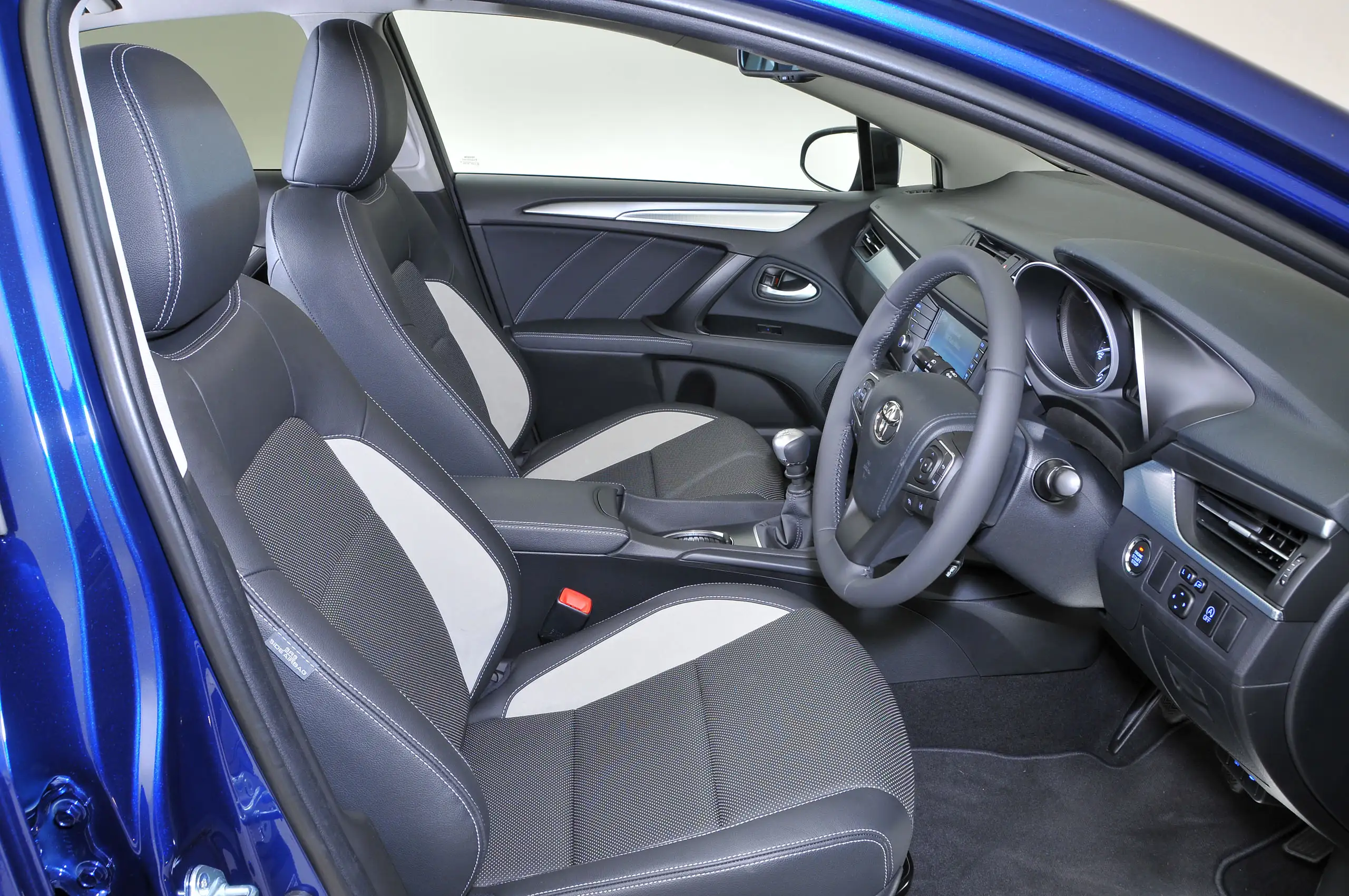 تويوتا أفينسيس interior - Seats