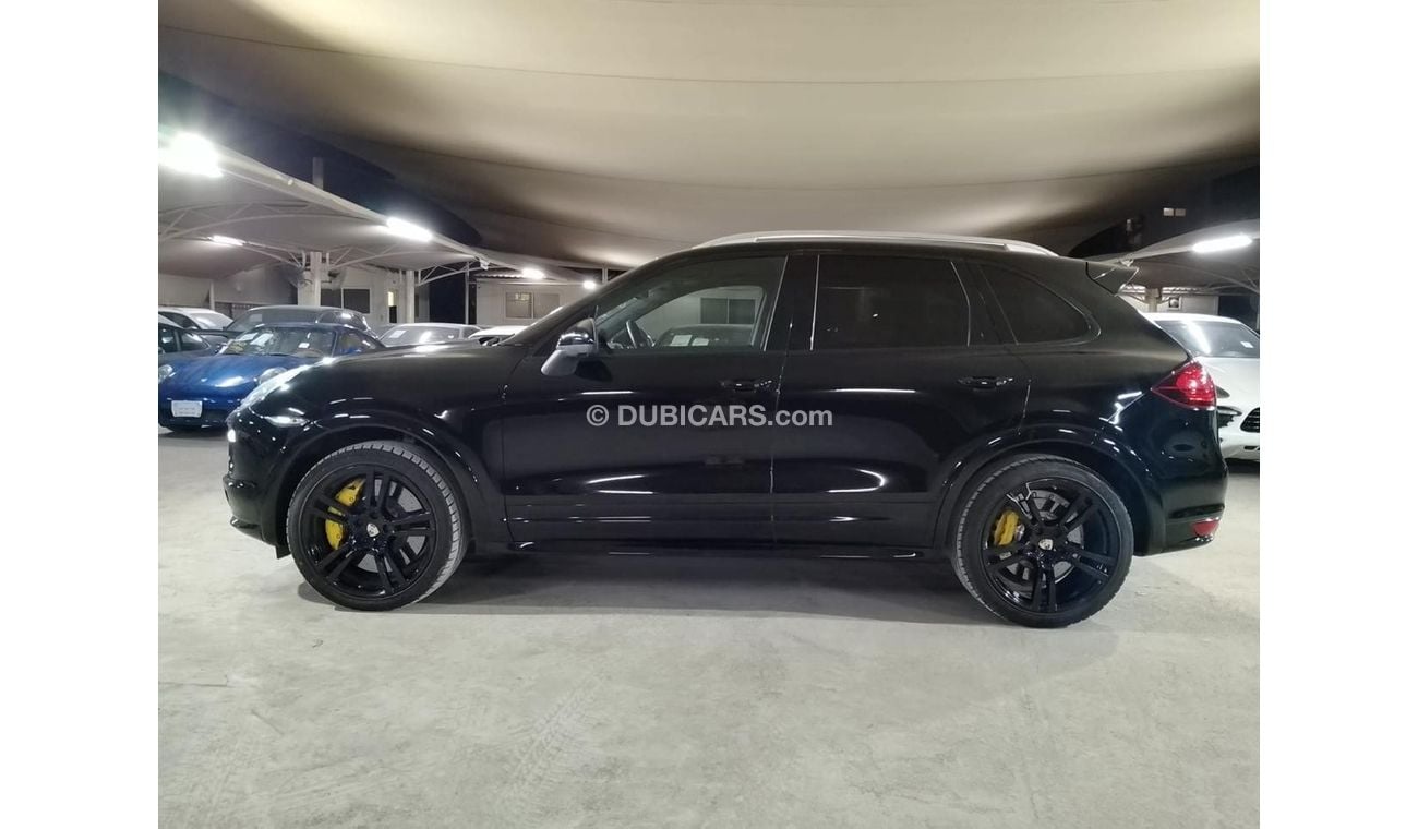 Porsche Cayenne Turbo 4.8L (500 HP) , WITH PORSCHE CARBON CERAMIC BRAKES, CARBON INTERIOR AND MORE…