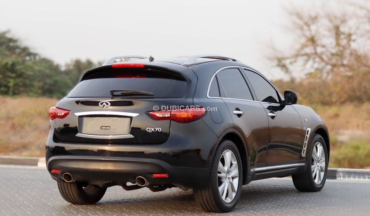 Infiniti Q70 Luxury 3.7L Infiniti Qx70 3.7L 2016 GCC (full service history) , accident-free, in excellent conditi