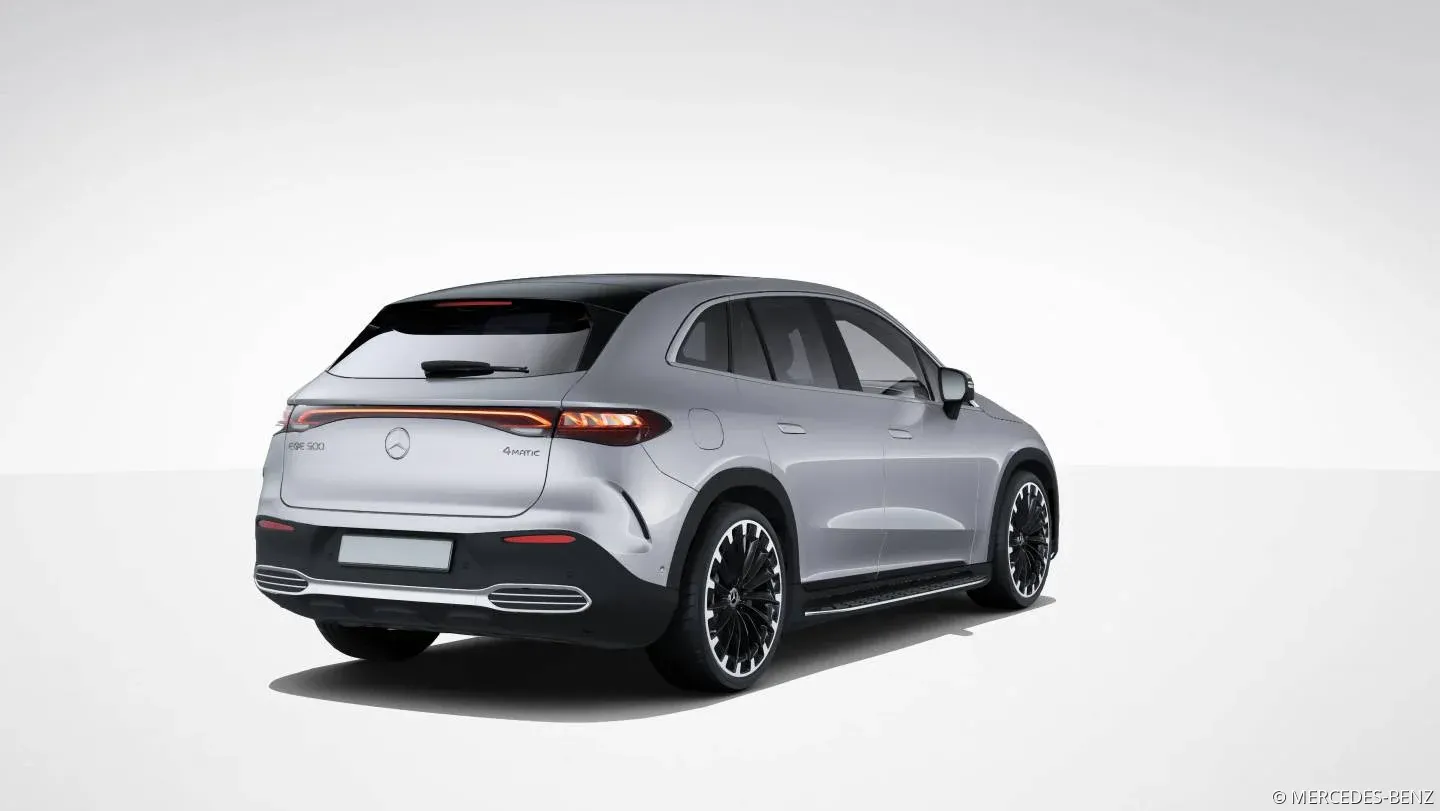 مرسيدس بنز EQE 500 SUV exterior - Rear Right Angled