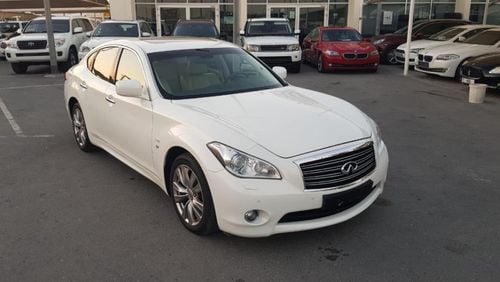 Infiniti Q70 Infinity Q70 model 2014 GCC car prefect condition full option sun roof leather seats navigation sen