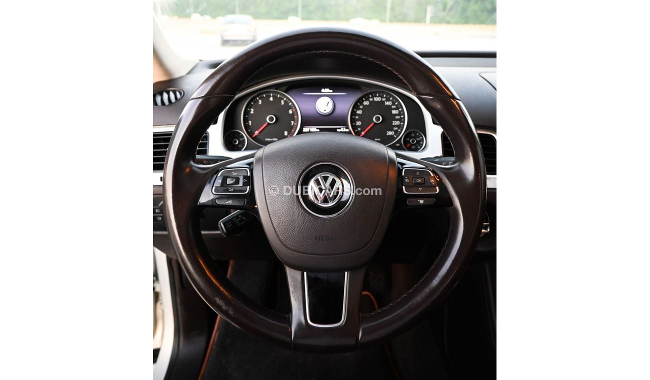 Volkswagen Touareg Volkswagen Touareg 2012 GCC, full option, in excellent condition, inside and out