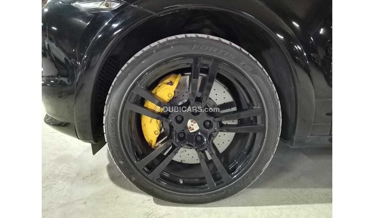 Porsche Cayenne Turbo 4.8L (500 HP) , WITH PORSCHE CARBON CERAMIC BRAKES, CARBON INTERIOR AND MORE…