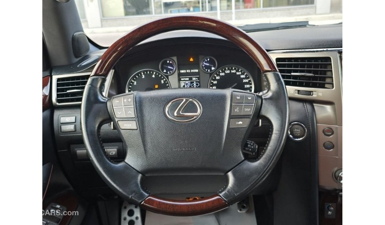 Lexus LX570 Platinum LEXUS LX-570 2014 GCC ORGINAL PAINT // ACCIDENT FREE // PERFECT CONDITION