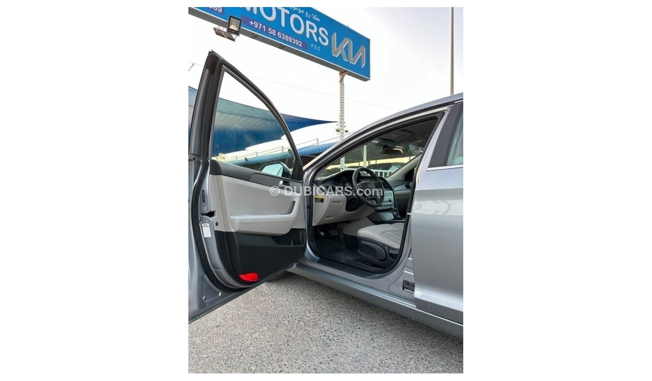 Hyundai Sonata GL Hyundai Sonata 2017 with an engine capacity of 2.4 liters. Good condition