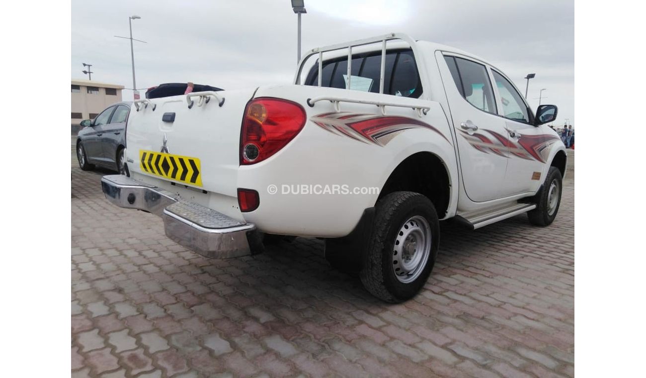 Mitsubishi L200 Mitsubishi L200 2013  4x4 g cc accident free