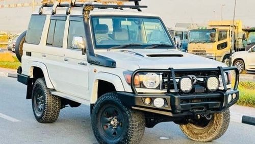 تويوتا لاند كروزر بيك آب 2013 RHD Diesel Full Option Top of the range Very clean and perfect condition