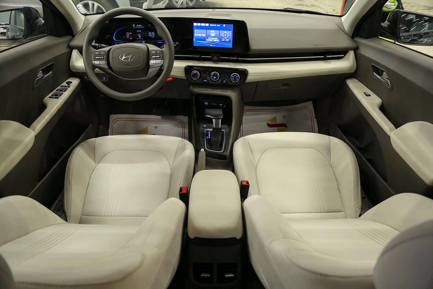 Hyundai Accent interior - Cockpit