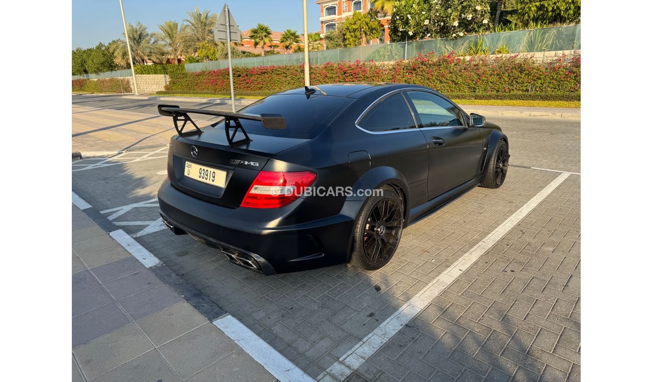 مرسيدس بنز C 63 كوبيه Black Series look