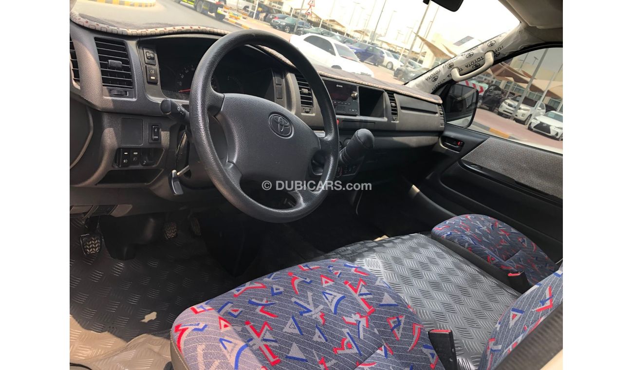 Toyota Hiace Toyota Hiace Highroof bus 15 seater Diesel,Model:2015. Excellent condition