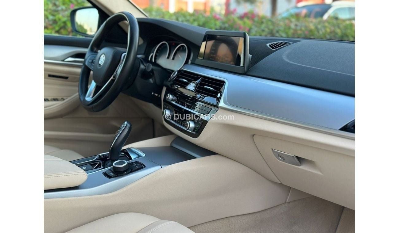 بي أم دبليو 520i Executive 1.6L Executive 2.0L BMW 520i / V4 / GCC / 2019 / Single Owner / Full Service History From