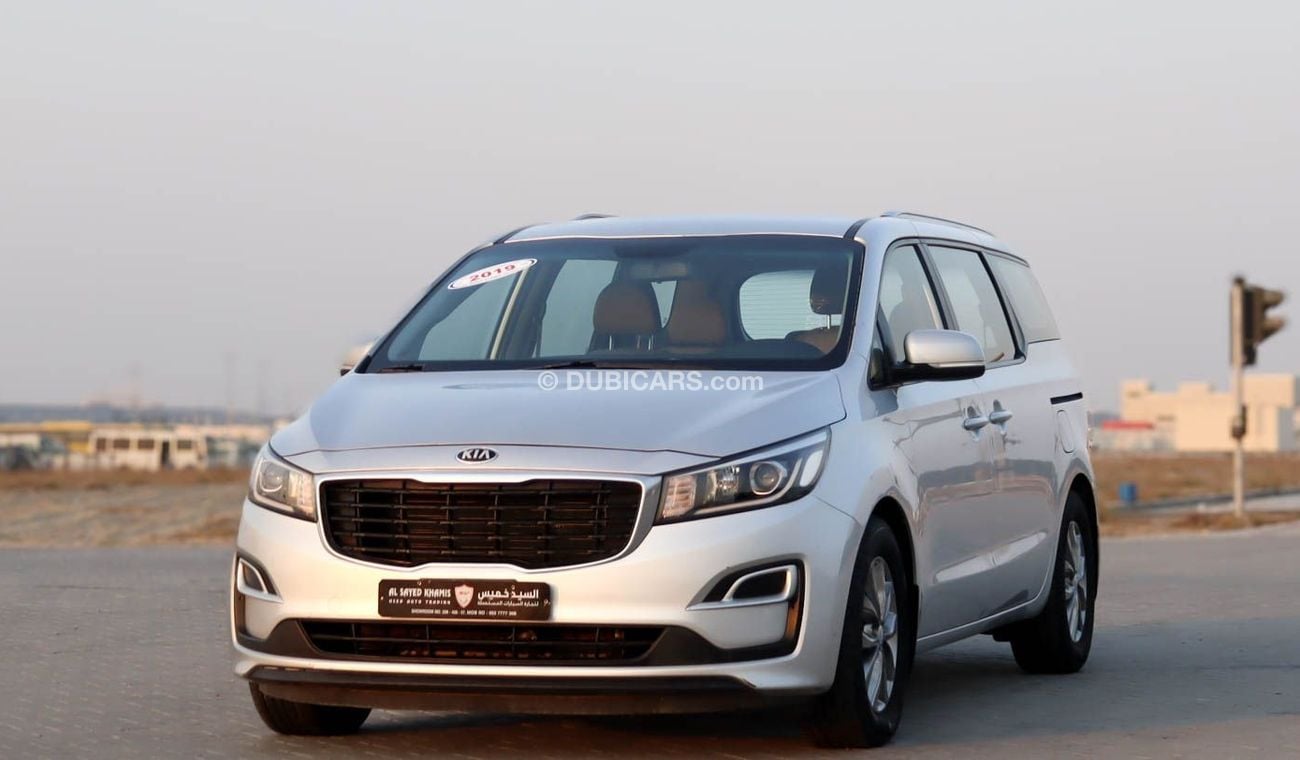 كيا كارنيفال EX 3.3L kia carnival 2019 GCC accident free in excellent condition 1025 p.m