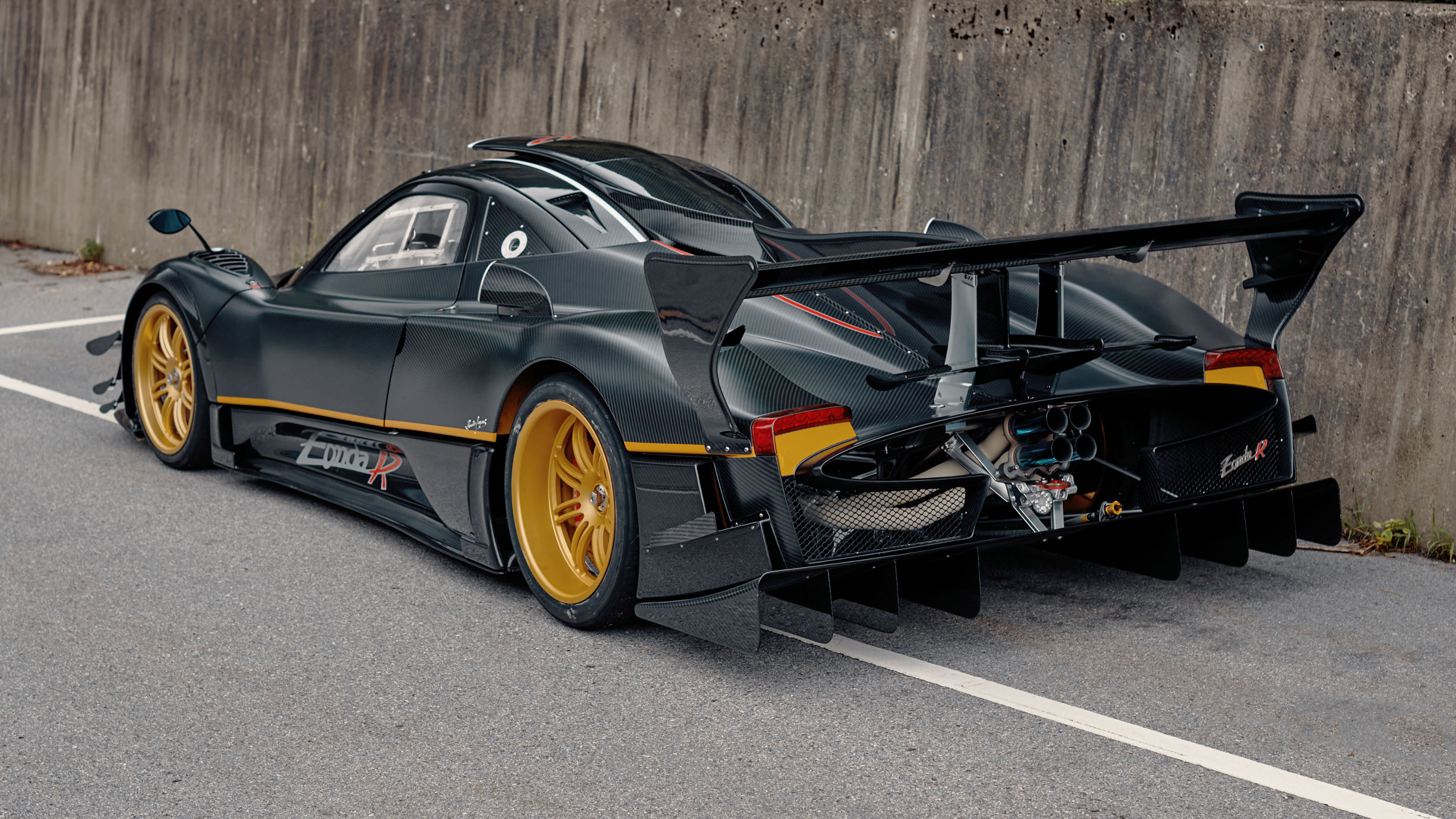 Pagani Zonda R exterior - Rear Right Angled