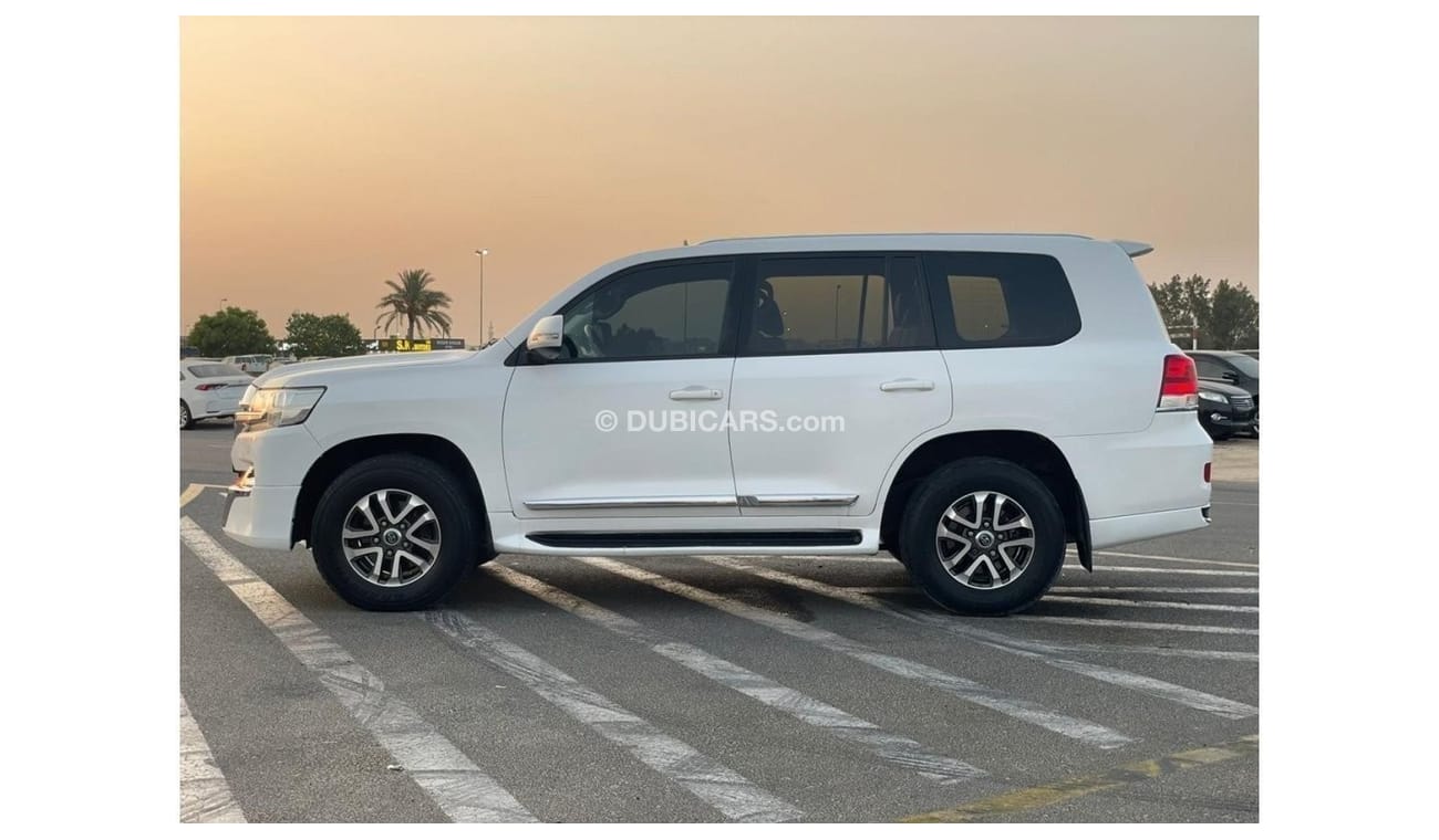 تويوتا لاند كروزر 2016 Toyota Land Cruiser GXR+ V6 4.0L - No accident - 111,000 Km